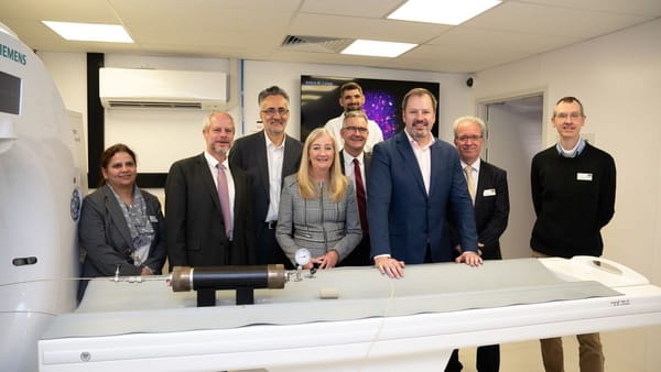 Federal Innovation Minister tours ECU Centre for Sustainable Energy and Resources